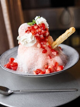 規格外いちごを、1日5食だけの“贅沢”に。創業75年のお亀堂「いちごづくしの苺パフェ氷」を古民家カフェ限定発売